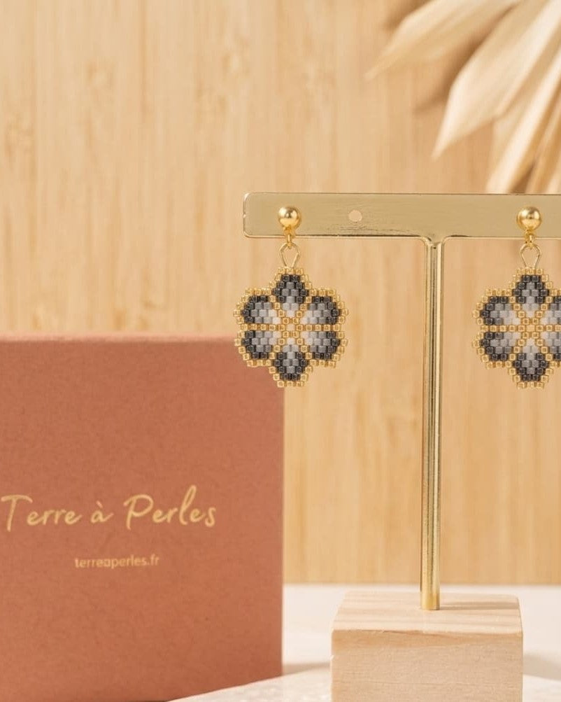 Boucles d'oreilles Petite Fleur perles de verre gris et noir, puce acier inoxydable doré - Terre à Perles
