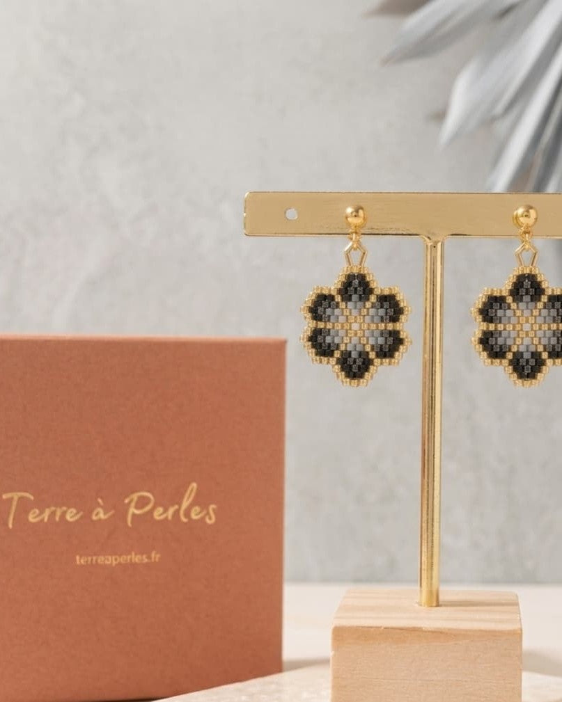 Boucles d'oreilles Petite Fleur perles de verre noir et anthracite, puce acier inoxydable doré - Terre à Perles