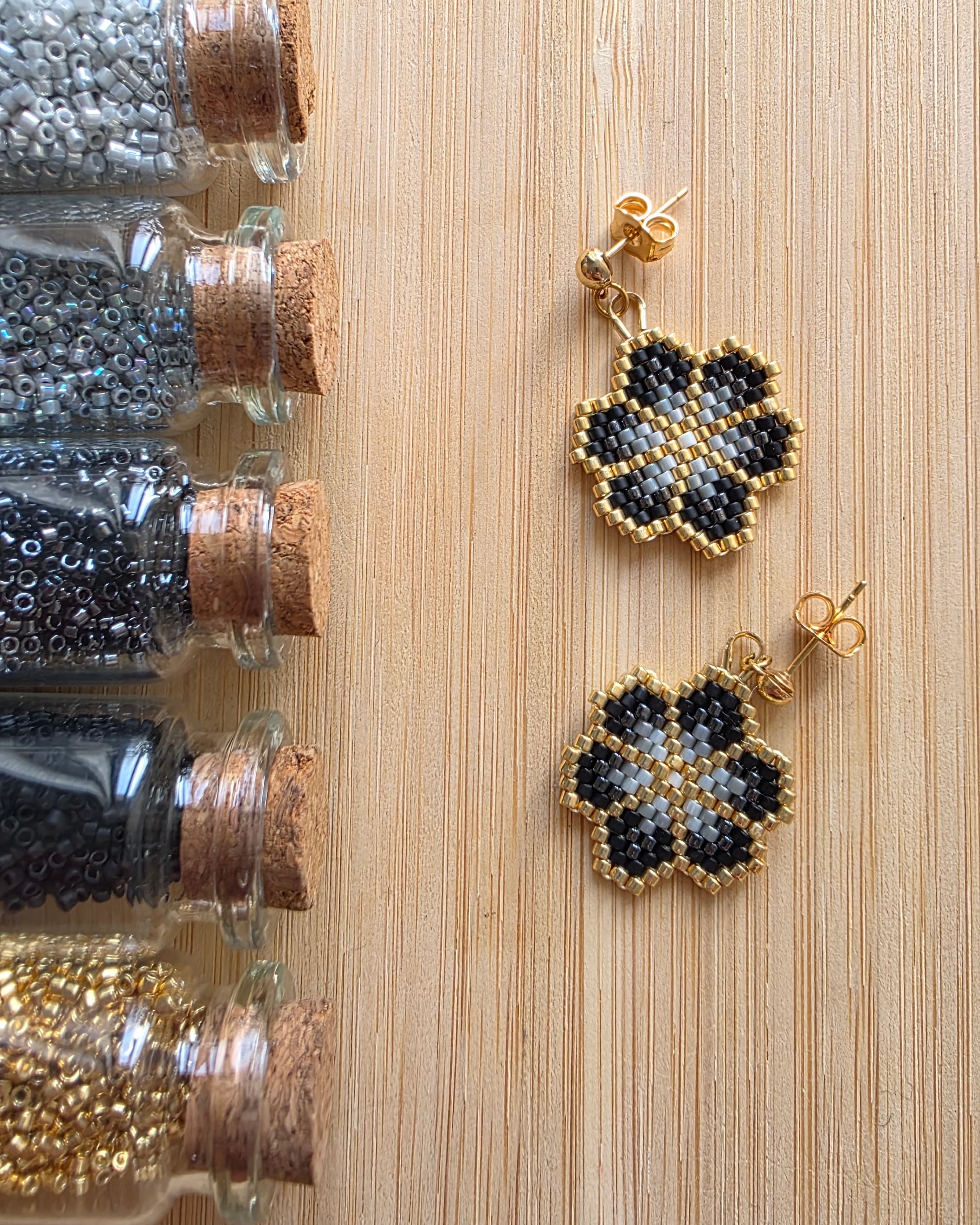 Boucles d'oreilles Petite Fleur perles de verre noir et gris, fabrication artisanale, acier inoxydable doré - Terre à Perles