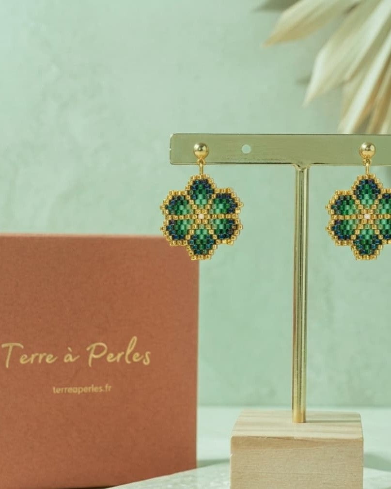 Boucles d'oreilles Petite Fleur perles de verre vert émeraude et doré, puce acier inoxydable doré - Terre à Perles