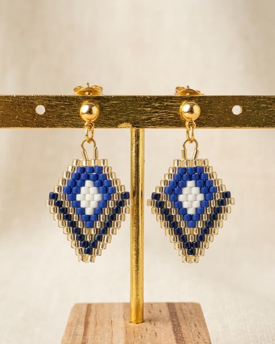 Boucles d'oreilles Shine Like a Diamond perles de verre motif losange bleu marine et blanc, acier inoxydable doré - Terre à Perles