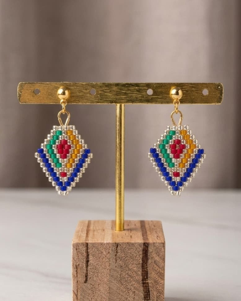 Boucles d'oreilles Shine Like a Diamond perles de verre motif losange bleu, vert et rouge, acier inoxydable argenté - Terre à Perles