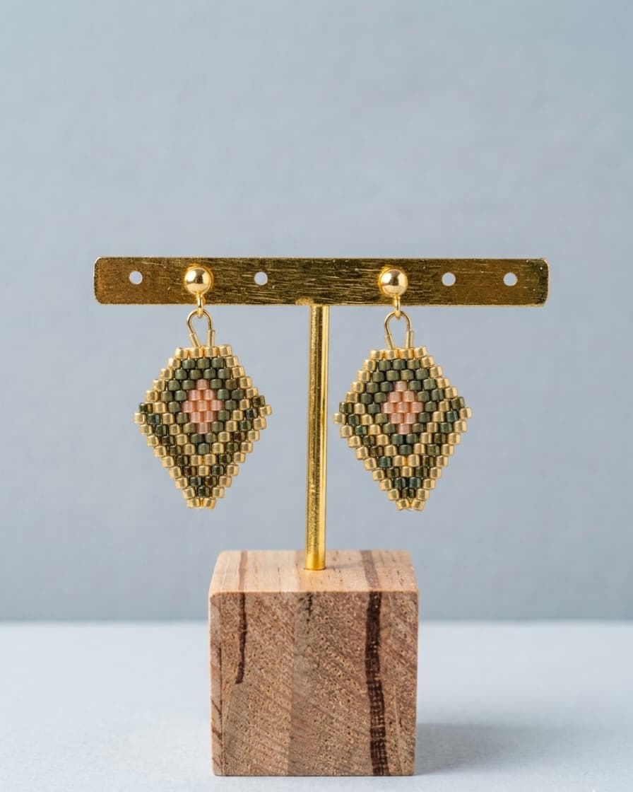 Boucles d'oreilles Shine Like a Diamond perles de verre motif losange kaki et rose poudré, acier inoxydable doré - Terre à Perles