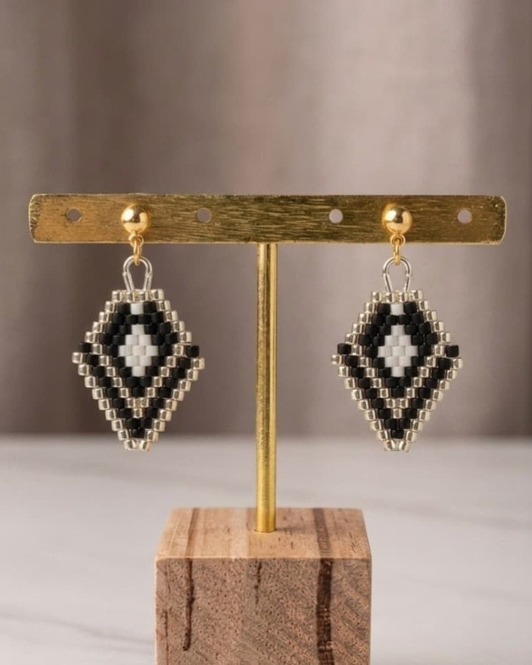 Boucles d'oreilles Shine Like a Diamond perles de verre motif losange noir et blanc, acier inoxydable argenté - Terre à Perles
