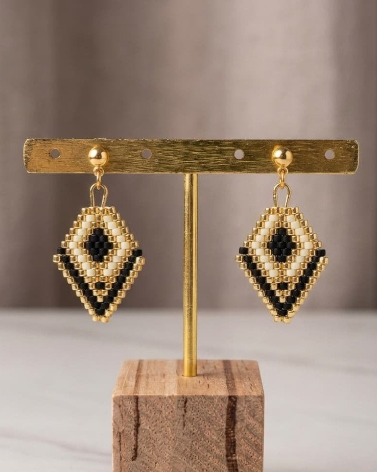 Boucles d'oreilles Shine Like a Diamond perles de verre motif losange noir et ivoire, acier inoxydable doré - Terre à Perles