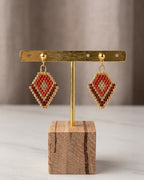 Boucles d'oreilles Shine Like a Diamond perles de verre motif losange rouge terracotta et doré, acier inoxydable doré - Terre à Perles