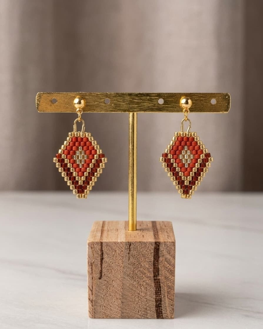 Boucles d'oreilles Shine Like a Diamond perles de verre motif losange rouge terracotta et doré, acier inoxydable doré - Terre à Perles