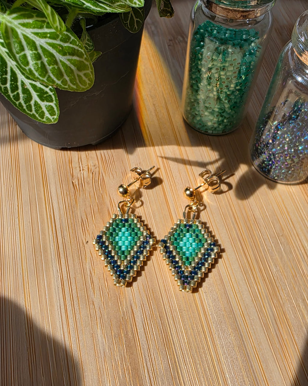Boucles d'oreilles Shine Like a Diamond perles de verre motif losange turquoise et bleu nuit, acier inoxydable doré, fabrication artisanale - Terre à Perles