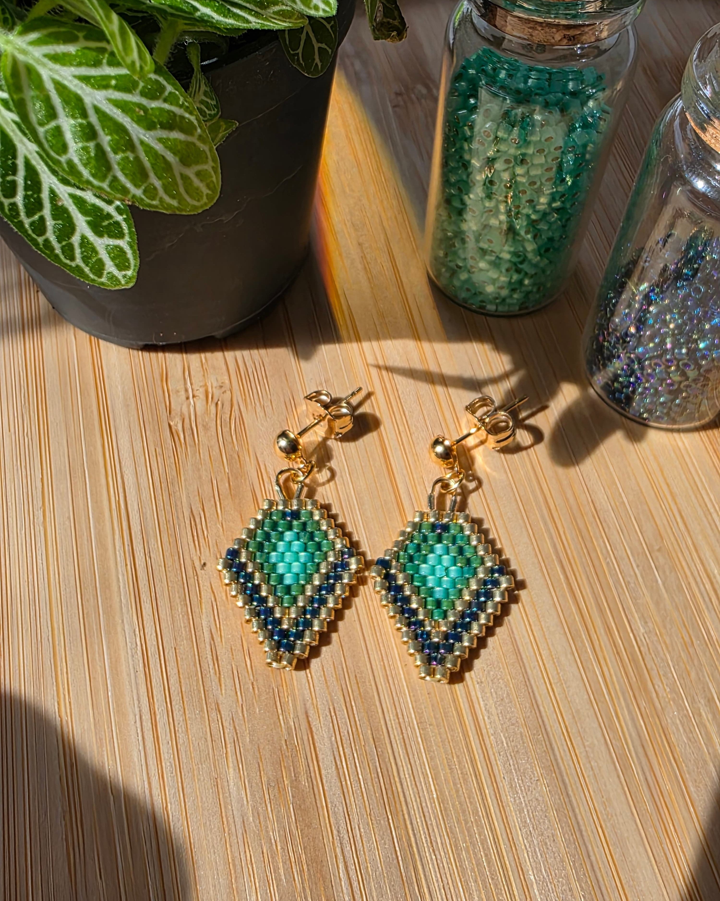 Boucles d'oreilles Shine Like a Diamond perles de verre motif losange turquoise et bleu nuit, acier inoxydable doré, fabrication artisanale - Terre à Perles