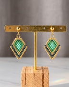 Boucles d'oreilles Shine Like a Diamond perles de verre motif losange vert émeraude et doré, acier inoxydable doré - Terre à Perles