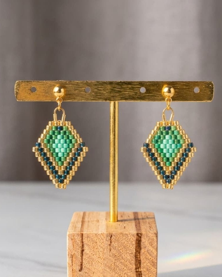 Boucles d'oreilles Shine Like a Diamond perles de verre motif losange vert émeraude et doré, acier inoxydable doré - Terre à Perles