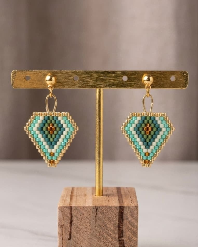 Boucles d'oreilles Shine Like a Diamond perles de verre motif losange vert et turquoise, acier inoxydable doré - Terre à Perles