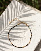 Bracelet de cheville fin en perles Miyuki noires et dorées, bijou de plage estival fait main