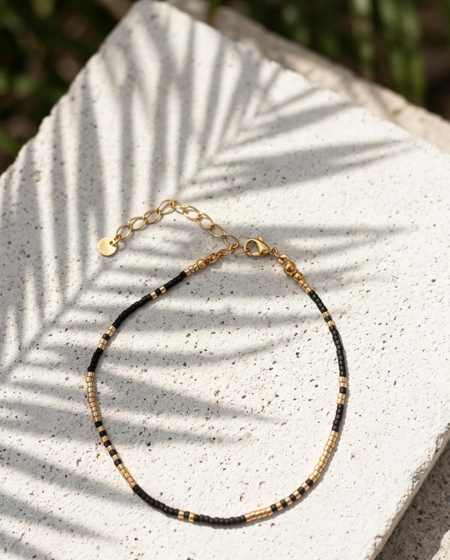 Bracelet de cheville fin en perles Miyuki noires et dorées, bijou de plage estival fait main