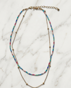 Collier Double Rang – Perles Colorées & Chaîne Dorée