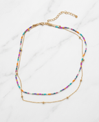 Collier Double Rang – Perles Colorées & Chaîne Dorée