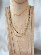 Collier Double Rang – Perles Colorées & Chaîne Dorée