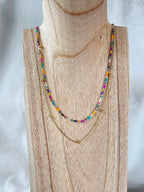 Collier Double Rang – Perles Colorées & Chaîne Dorée