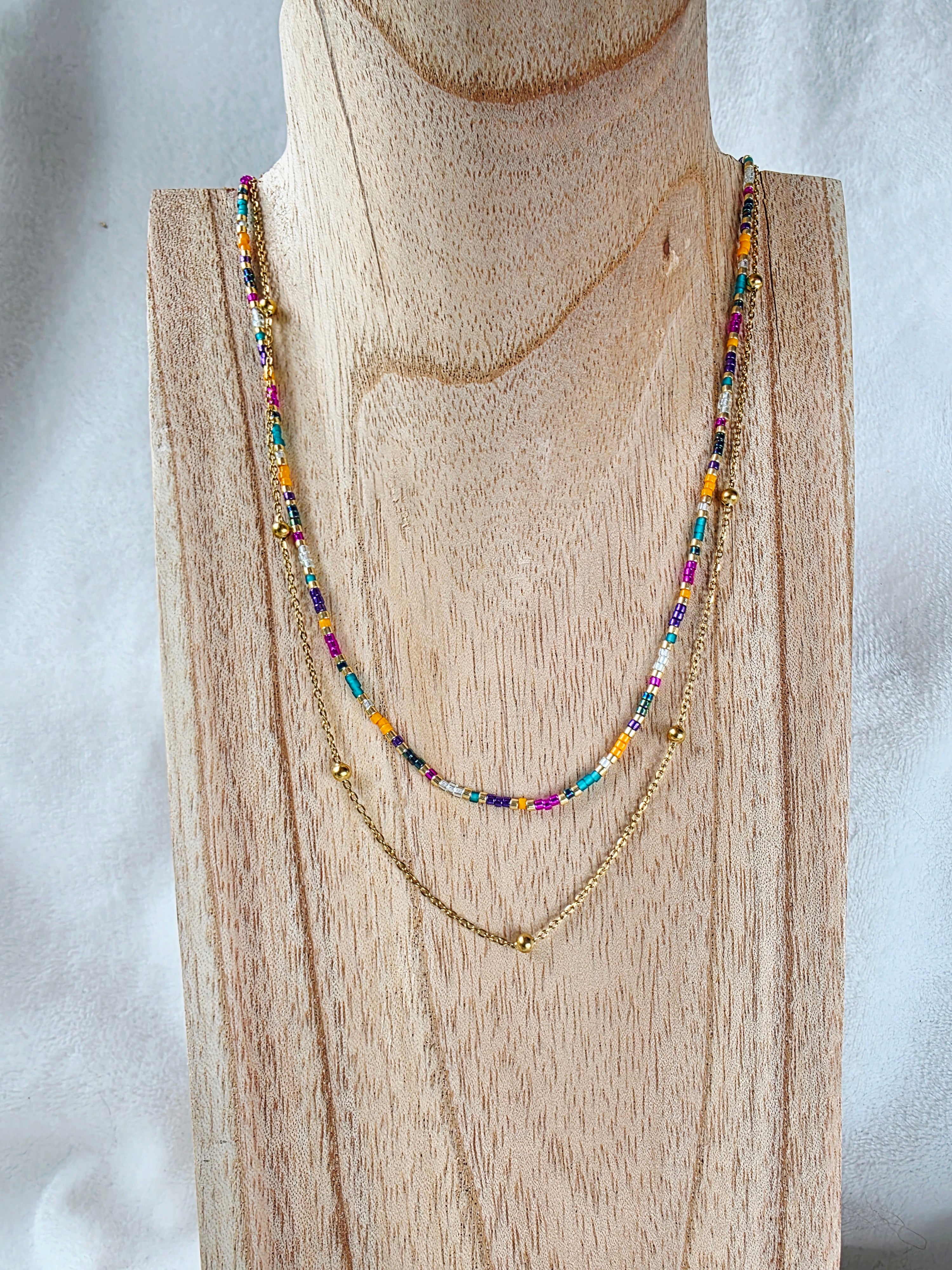Collier Double Rang – Perles Colorées & Chaîne Dorée