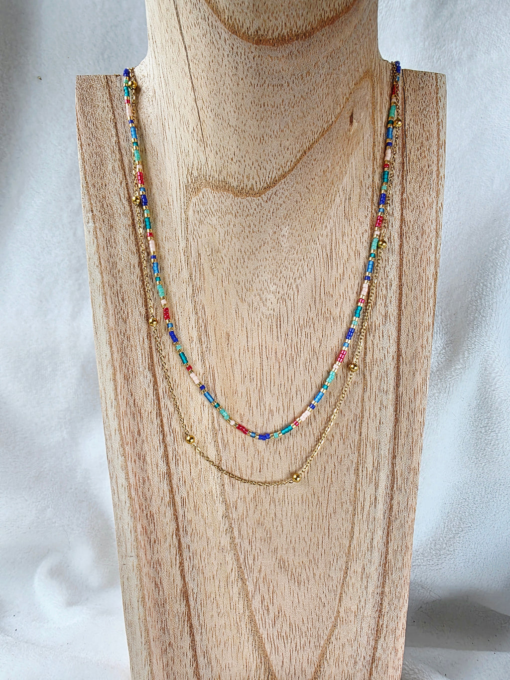 Collier Double Rang – Perles Colorées & Chaîne Dorée