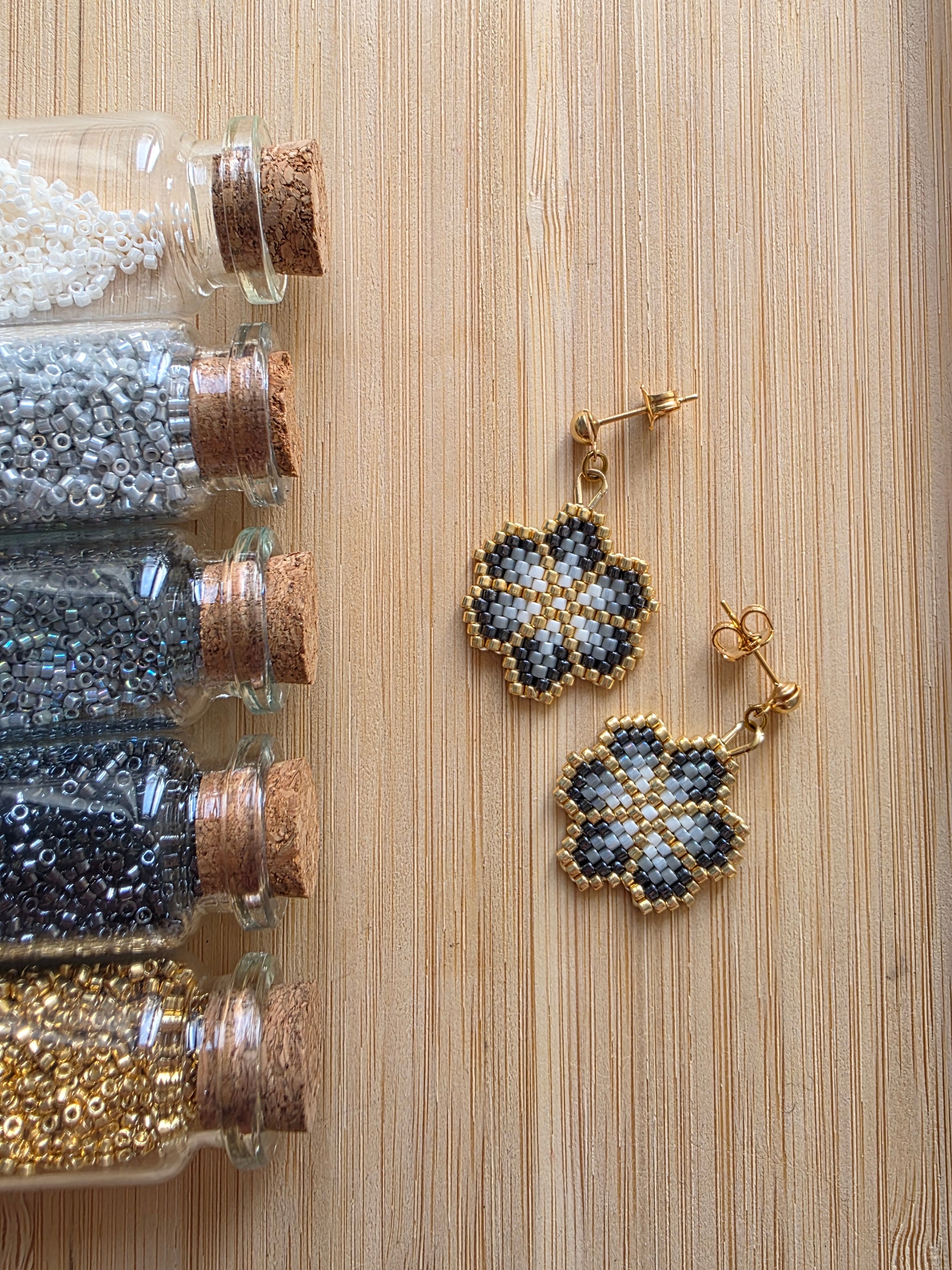 Boucles d'oreilles pendantes fleurs en perles (bleu clair et bleu royal) | Boucles d'oreilles en perles à la main | Cadeau de Noël fait main Boucles d'oreilles pendantes fleurs en perles (bleu clair et bleu royal) | Boucles d'oreilles en perles à la main | Cadeau de Noël fait main